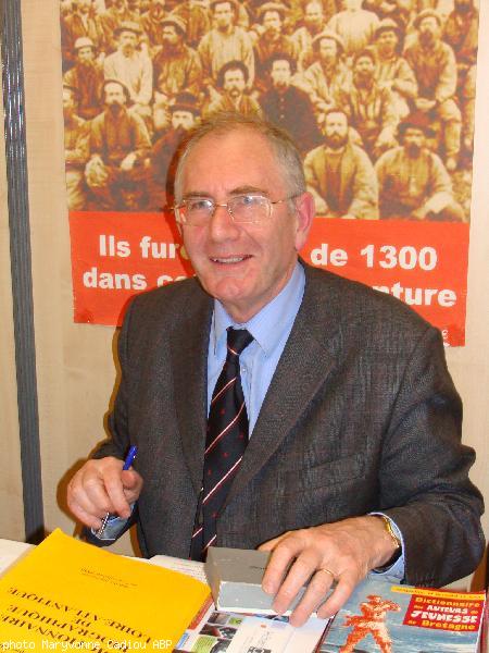 Bernard Le Nail le 21 novembre dernier au stand de sa maison d\'édition “Les Portes du Large” lors du Festival du livre en Bretagne de Guérande.