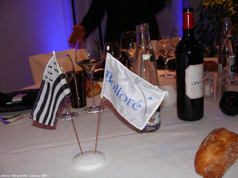 Gwenn ha Du et logo Bolloré. Gwenn ha Du et logo Bolloré.