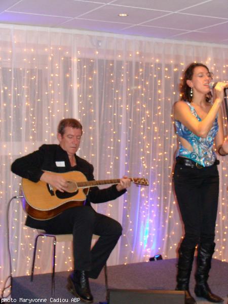 Gwennyn avec Patrice Marzin à la guitare. “Tan ar Vuhez” (le feu de la vie) est une de ses chansons. Gwennyn avec Patrice Marzin à la guitare. “Tan ar Vuhez” (le feu de la vie) est une de ses chansons.