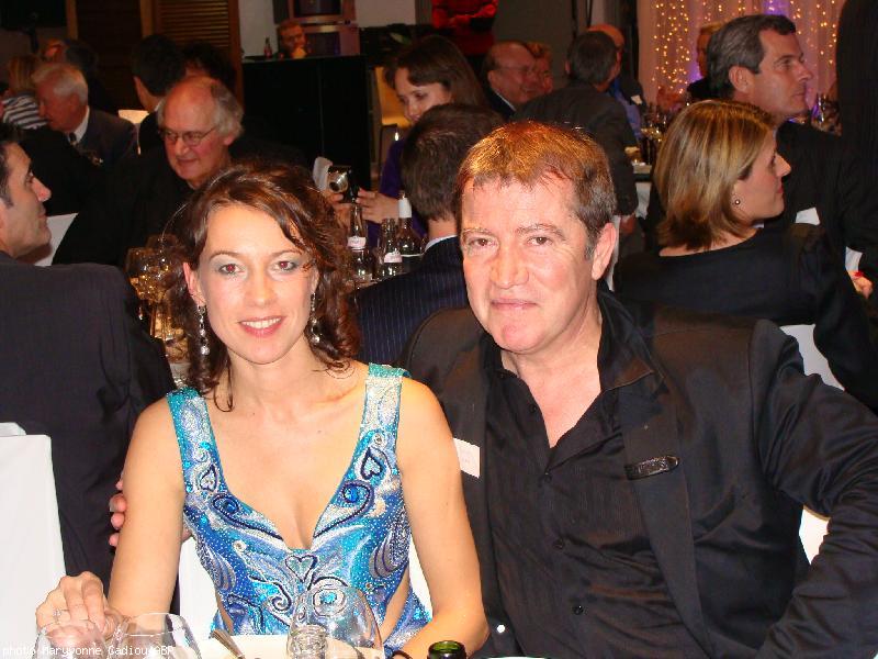 Gwennyn et Patrice Marzin son guitariste. Le superbe haut brodé et rehaussé de perles et pierreries est une création Pascal Jaouen qui fonda sa première école de broderie à Quimper avant d\'essaimer en Bretagne jusqu\'à Nantes. Gwennyn et Patrice Marzin son guitariste. Le superbe haut brodé et rehaussé de perles et pierreries est une création Pascal Jaouen qui fonda sa première école de broderie à Quimper avant d\'essaimer en Bretagne jusqu\'à Nantes.