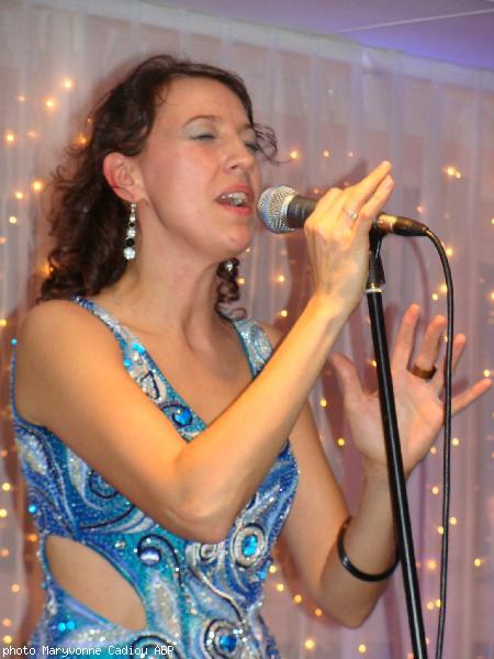 Gwennyn expliqua que “Ken a vo” veut aussi dire “Tant qu\'il y aura...” et déclina sur ce thème une belle chanson de sa composition en breton. Gwennyn expliqua que “Ken a vo” veut aussi dire “Tant qu\'il y aura...” et déclina sur ce thème une belle chanson de sa composition en breton.