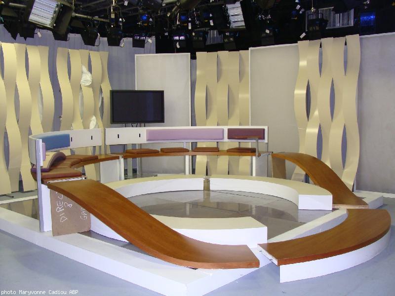 Une occasion de jeter un œil aux studios de Direct 8. Celui-ci est en cours de finition expliqua le gardien accompagnateur. Une occasion de jeter un œil aux studios de Direct 8. Celui-ci est en cours de finition expliqua le gardien accompagnateur.