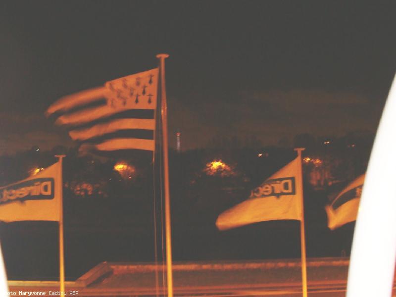 De la terrasse vue sur le drapeau breton. Dans le lointain Paris et la tour Eiffel illuminée. De la terrasse vue sur le drapeau breton. Dans le lointain Paris et la tour Eiffel illuminée.