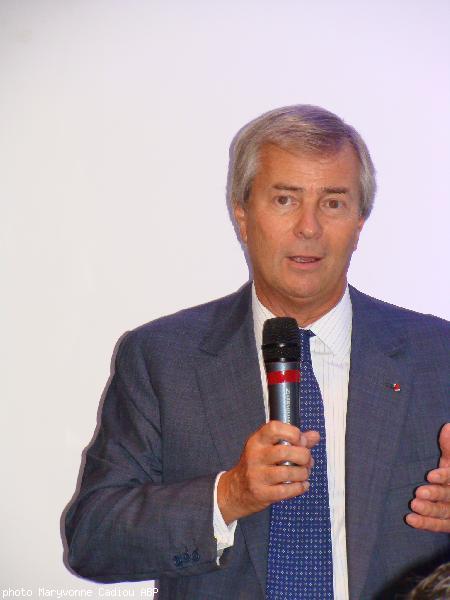 Vincent Bolloré parla longuement et avec coeur de sa famille et de l\'histoire de son entreprise ancienne de 187 ans à la tête de laquelle il est arrivé parce qu\'on est venu le chercher. C\'est la septième génération. Il a 4 héritiers. Quel avenir ? Le g Vincent Bolloré parla longuement et avec coeur de sa famille et de l\'histoire de son entreprise ancienne de 187 ans à la tête de laquelle il est arrivé parce qu\'on est venu le chercher. C\'est la septième génération. Il a 4 héritiers. Quel avenir ? Le g