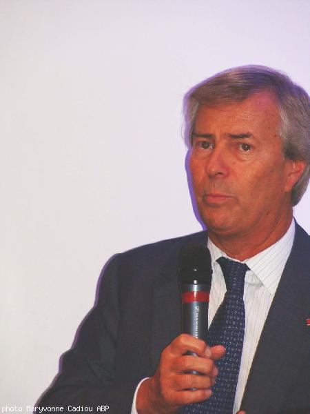 La “Blue car” et sa batterie furent évoquées. Nous avons mis 1 milliard d\'euros pour la fabrication de la batterie à Ergué-Gabéric. Pour le moment nous sommes en avance dans la technologie grâce au film plastique. Il faut le rester sur le long terme. Not La “Blue car” et sa batterie furent évoquées. Nous avons mis 1 milliard d\'euros pour la fabrication de la batterie à Ergué-Gabéric. Pour le moment nous sommes en avance dans la technologie grâce au film plastique. Il faut le rester sur le long terme. Not