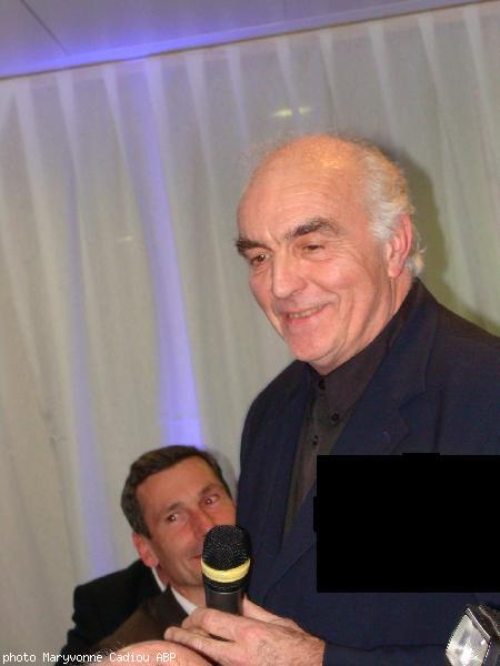 Noël Pasquier vit et travaille entre Paris et la Bretagne. Ses peintures murales ornent la gare TGV de Rennes. Expose actuellement à la Maison des Arts d\'Évreux ; ce n\'est pas lui qui nous l\'apprit ce soir-là mais son site web officiel. Derrière lui Ma Noël Pasquier vit et travaille entre Paris et la Bretagne. Ses peintures murales ornent la gare TGV de Rennes. Expose actuellement à la Maison des Arts d\'Évreux ; ce n\'est pas lui qui nous l\'apprit ce soir-là mais son site web officiel. Derrière lui Ma