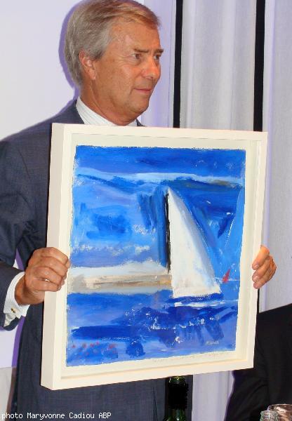 Noël Pasquier offre un tableau à Vincent Bolloré. “Île du Loc\'h pour Vincent BOLLORÉ - amitiés celtiques 17/11/09”. Il est dit que le bleu lui est cher. L\'Atelier Pasquier est situé dans le quartier de Paris “La Butte aux Cailles” dans le XIIIe arrondis Noël Pasquier offre un tableau à Vincent Bolloré. “Île du Loc\'h pour Vincent BOLLORÉ - amitiés celtiques 17/11/09”. Il est dit que le bleu lui est cher. L\'Atelier Pasquier est situé dans le quartier de Paris “La Butte aux Cailles” dans le XIIIe arrondis
