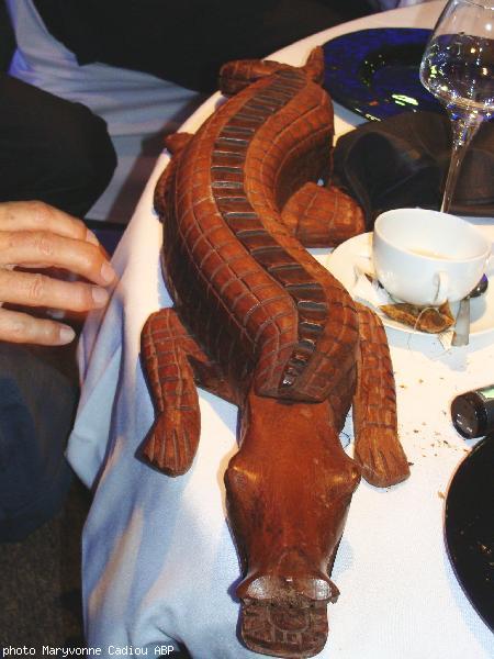 Retour sur le cadeau de Kofi Yamgnane. Un crocodile en bois sculpté ! Retour sur le cadeau de Kofi Yamgnane. Un crocodile en bois sculpté !