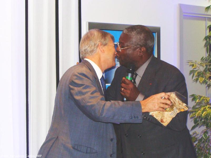 Le deuxième cadeau de Kofi Yamgnane à Vincent Bolloré : des crêpes de Plonevez-Porzay dans le Finistère – non loin de Saint-Coulitz – rapportées de la veille et ce fut l\'embrassade. Chaque convive en a aussi reçu un paquet ! Le deuxième cadeau de Kofi Yamgnane à Vincent Bolloré : des crêpes de Plonevez-Porzay dans le Finistère – non loin de Saint-Coulitz – rapportées de la veille et ce fut l\'embrassade. Chaque convive en a aussi reçu un paquet !