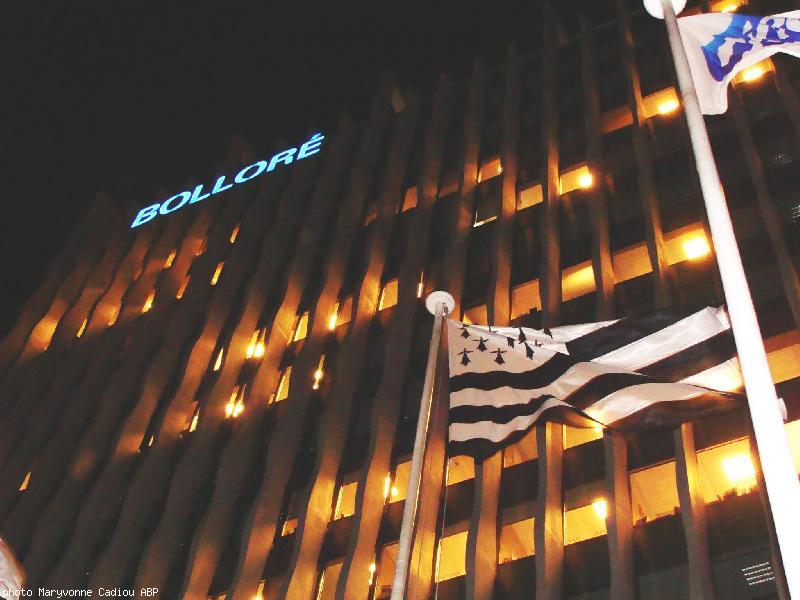 La Tour Bolloré quai de Dion-Bouton à Puteaux (Hauts-de-Seine). La Tour Bolloré quai de Dion-Bouton à Puteaux (Hauts-de-Seine).