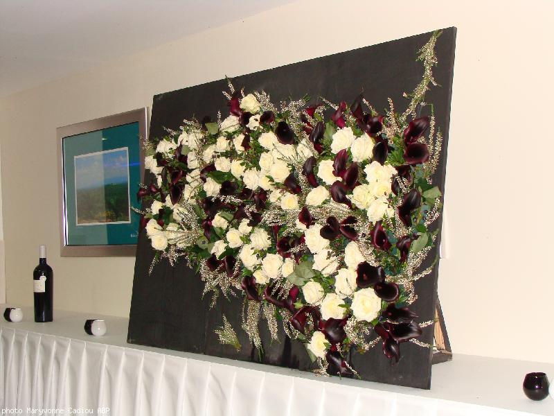 La carte de Bretagne en fleurs fraîches le clou du décor aux couleurs de la Bretagne. La carte de Bretagne en fleurs fraîches le clou du décor aux couleurs de la Bretagne.