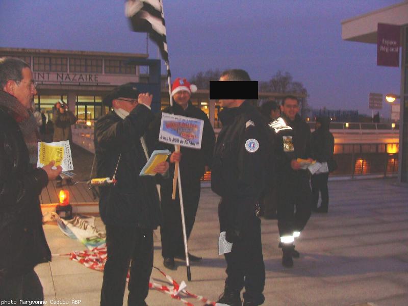 La police s\'informe. La police s\'informe.