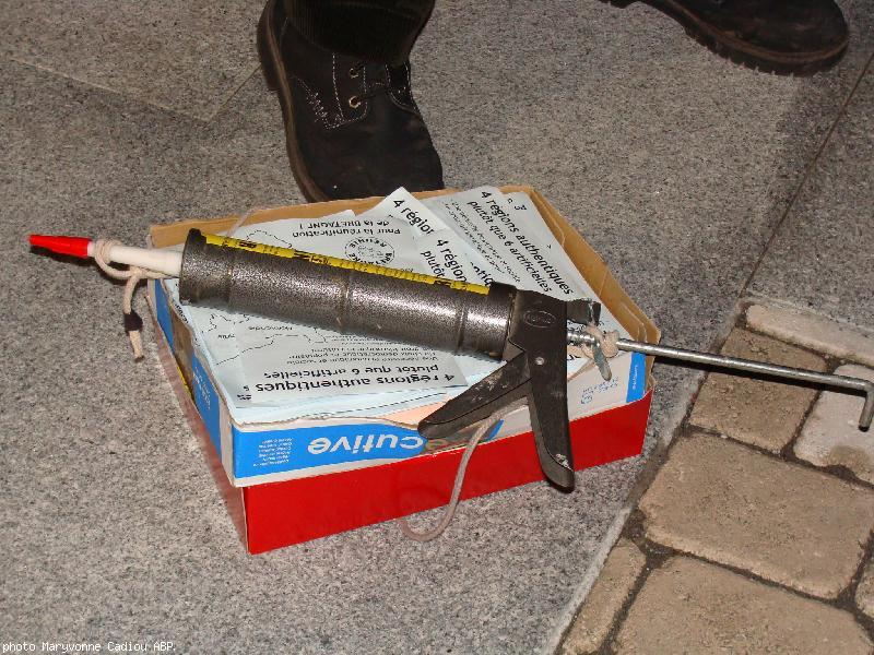 Une seringue-bidon. Sur les tracts qui restent. Une seringue-bidon. Sur les tracts qui restent.