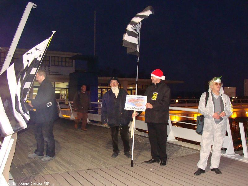 Attente des derniers voyageurs... Sur la passerelle ventée. Attente des derniers voyageurs... Sur la passerelle ventée.