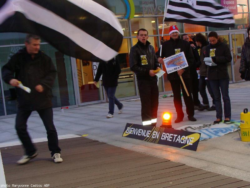 Un voyageur file prendre son train avec de la lecture ! Un voyageur file prendre son train avec de la lecture !