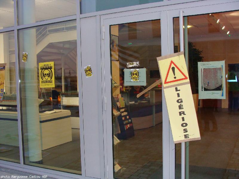 Le personnel très discret est probablement sorti par une autre porte. Le personnel très discret est probablement sorti par une autre porte.