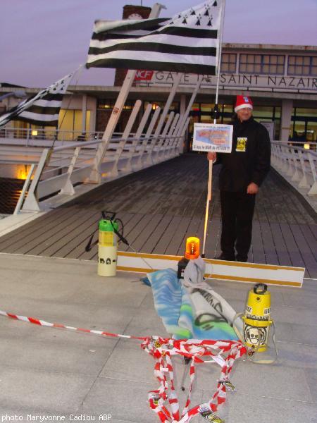 Le vent... Le calicot est illisible. Le vent... Le calicot est illisible.