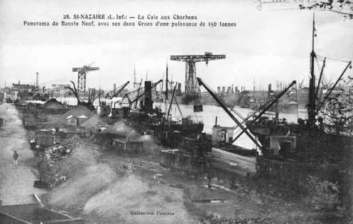 St-Nazaire (L. Inf.) – La Cale aux Charbons. Panorama du Bassin Neuf avec ses deux Grues d\'une puissance de 150 tonnes. [Annotation manuscrite : juillet 1916]. Collection CREDIB.