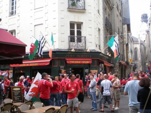 En signe de bienvenue aux supporters gallois le pub irlandais John Mc Byrne de la capitale bretonne – situé dans le quartier du Bouffay – afficha lui aussi l\'amitié interceltique avec Gwenn ha du ainsi que drapeaux gallois et irlandais. Photo Alan Haye.