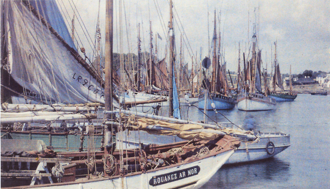 Une autochrome de Roger Dumas présente au musée. Finistère ; Concarneau ; le port ; vues diverses ; 14 au 21 juillet 1929.