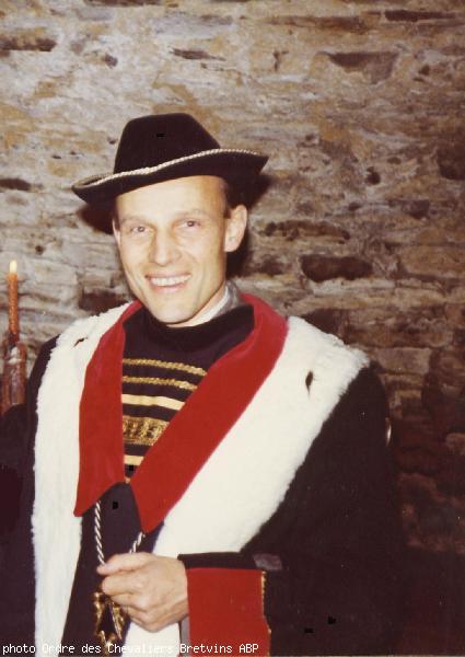 Robert de Goulaine en habit de Chevalier Bretvin vers 1975. Photo prise à Corcoué-sur-Logne au château de La Grange qu\'il habitait alors pendant que le château de Goulaine encore inhabitable était en grands travaux. Photo Ordre des Chevaliers Bretvins a