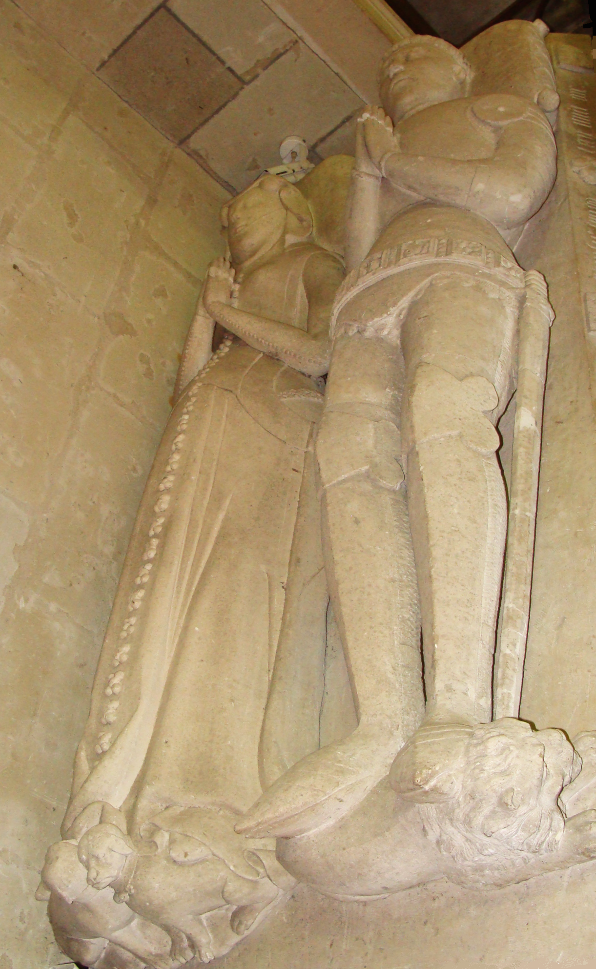 Dans l\'église le gisant du seigneur de Goullaine Jehan III et de sa femme - fille de Guillaume Eder. Ils se sont mariés en 1389. Cette oeuvre du milieu du XVe siècle a été classée par les Beaux-Arts en 1910.