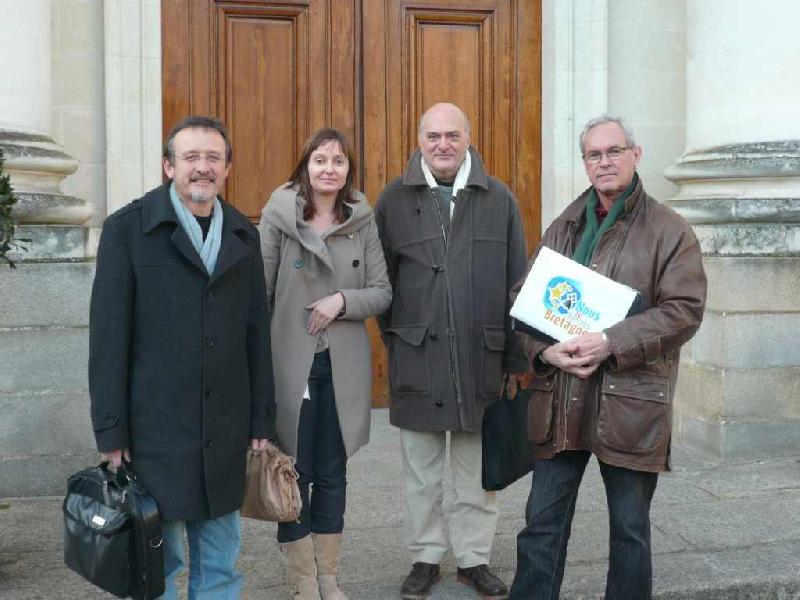 Tieri Jamet ; Gaidig Lavanant ; Jean-Claude Rivallain eil presidant <i>Strollad Breizh</i> ha Jacky Flippot penn-listenn <i>Ni ho savo Breizh</i> el Liger Atlantel.