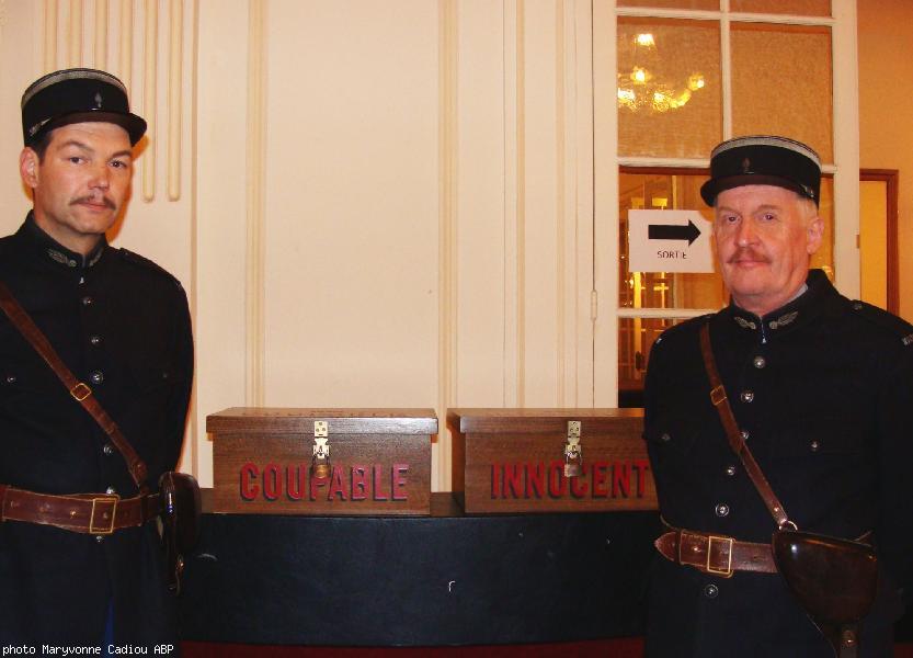 Les urnes dans le bureau de vote et les deux gendarmes qui gardent Guillaume Seznec dans le tribunal : Pierre Hossein à g. et Maurice Patou à dr.