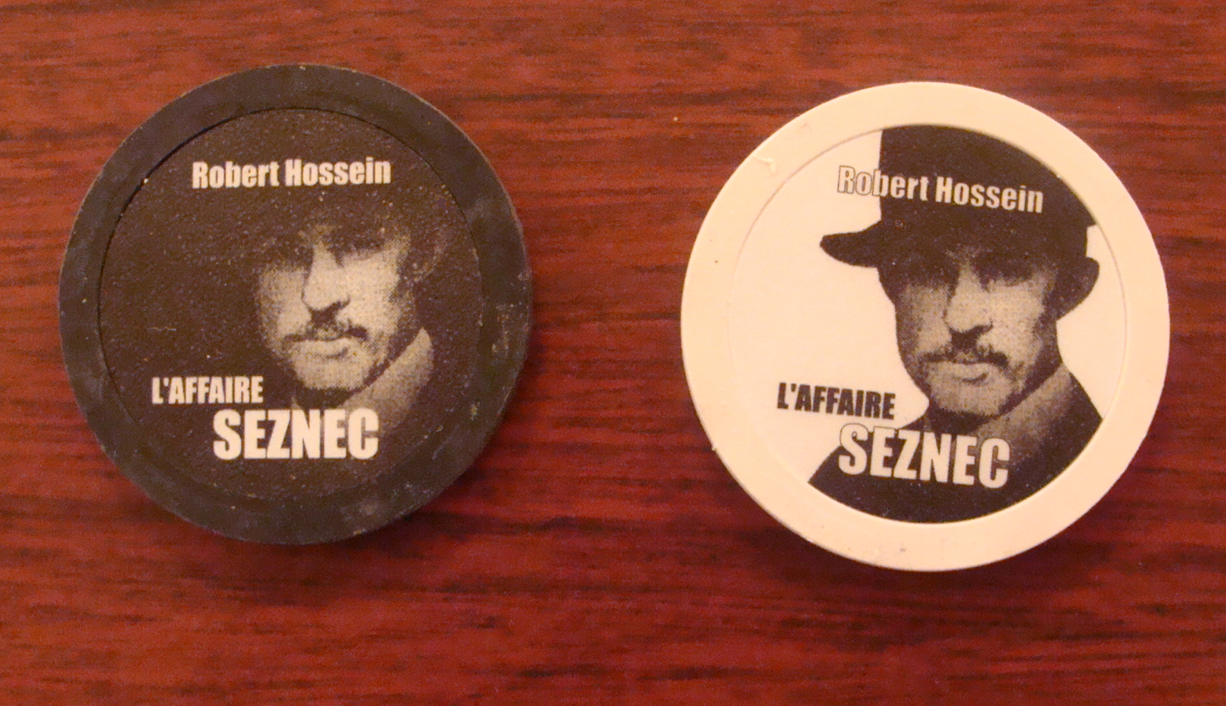 Les jetons pour voter distribués à chaque spectateur. “Coupable ou innocent ? À vous de décider !” ø 5 cm ép.4 mm.