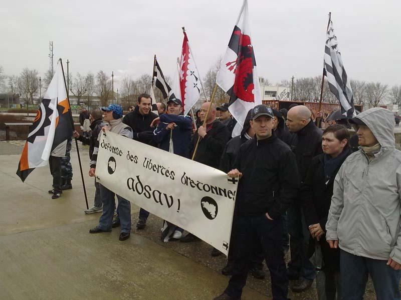 Les militants d'Adsav devant l'entrée du lieu de rassemblement.