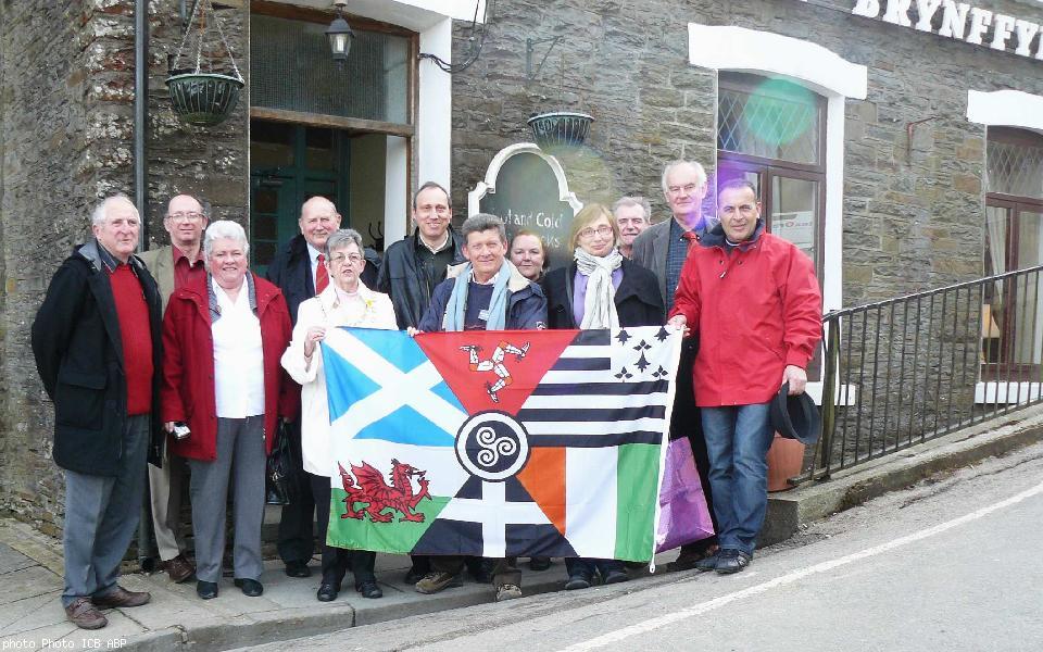 Délégation bretonne devant l\\\'hôtel Brynffynnon avec Mrs Avril Green maire de Pontypridd tenant le drapeau écossais et le journaliste gallois correspondant d'ABP à droite et derrière.