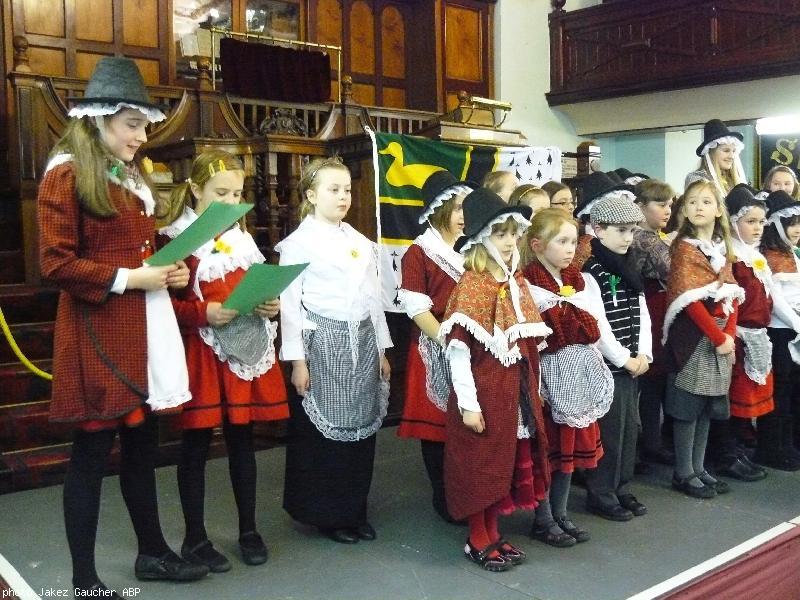 La chorale des enfants. Le haut du drapeau de Brière se voit derrière eux.