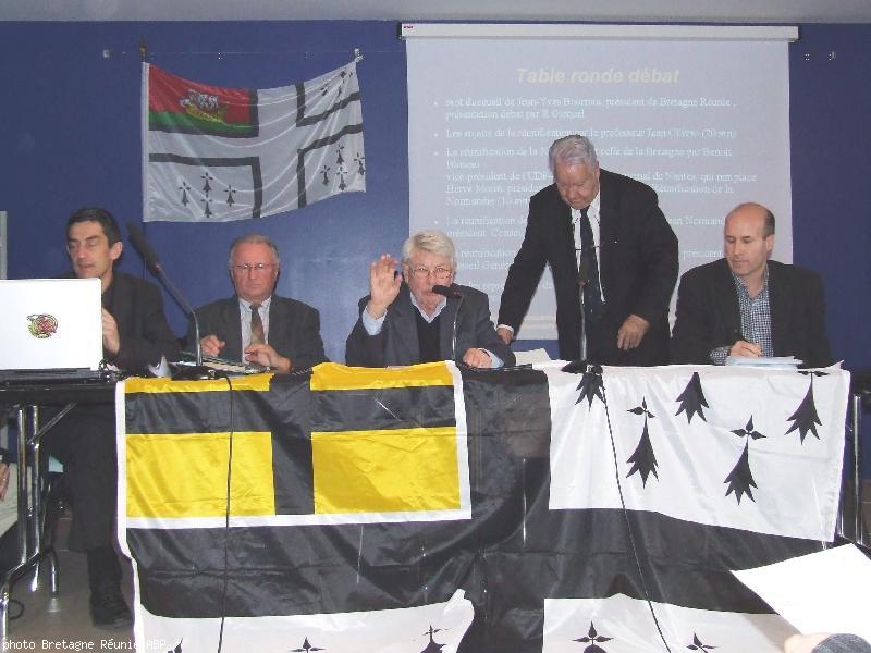 Le 10 février 2007 à Nantes lors de l\'Assemblée générale de Bretagne Réunie. De g. à dr. : Jean Ollivro ; Patrick Mareschal ; Roger Gicquel ; Jean-Yves Bourriau ; Benoît Blineau). Les applaudissements se prolongeant Roger Gicquel fait ce signe pour pouv