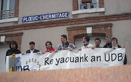 À L\'Hermitage devant l\'ancienne gare de Ploeuc-L\'Hermitage. (Photo UDB Yaouank). À L\'Hermitage devant l\'ancienne gare de Ploeuc-L\'Hermitage. (Photo UDB Yaouank).