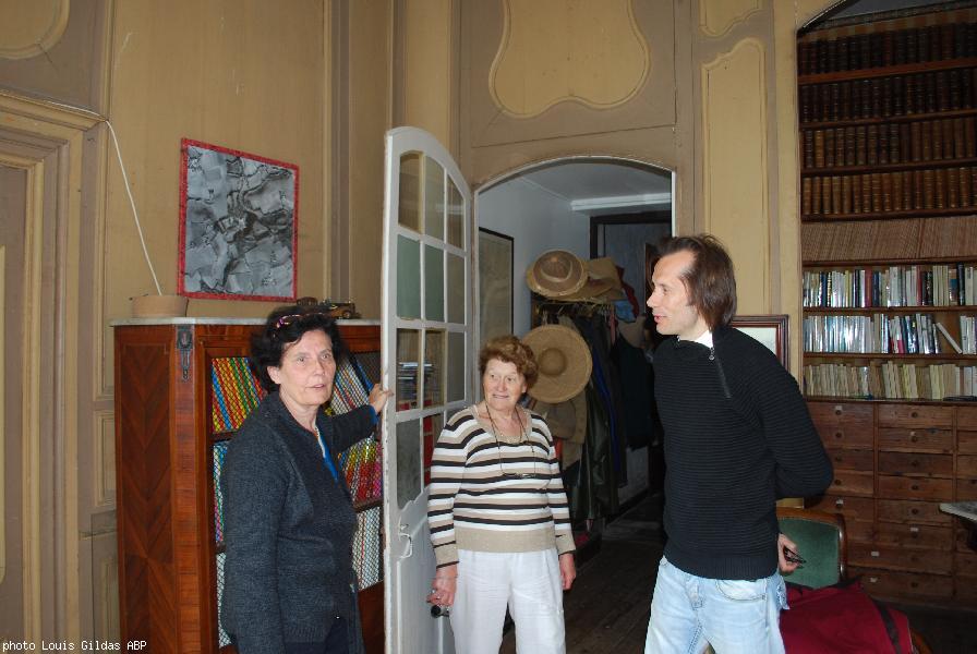 Angèle Jacq (au centre) et Arnault Berthoux en compagnie de Mme de
Pimodan en son château de Trohaned qui pourrait être un des lieux
de tournage.