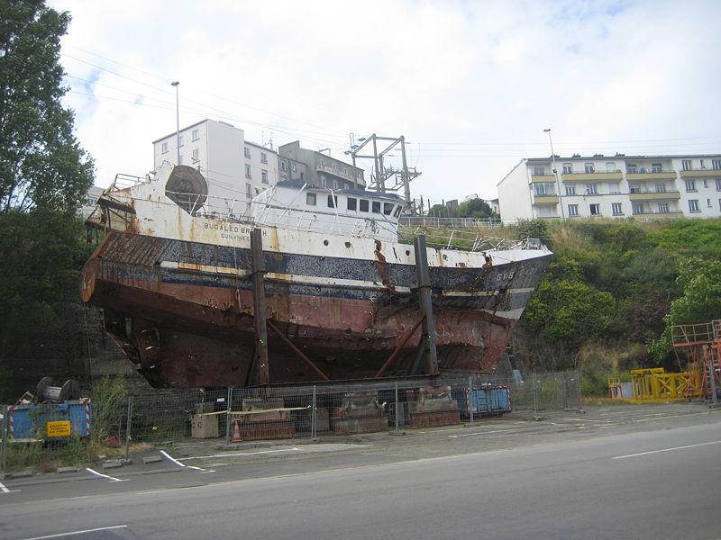 Le Bugaled Breizh dans le port militaire de Brest. Photo wikipedia.