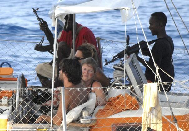 Avril 2009  océan Indien. La famille Lemaçon est prise en otage sur 
son voilier par des pirates somaliens.