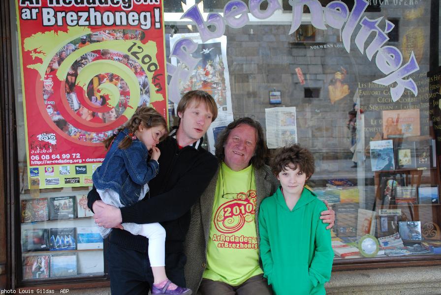 Gweltaz ar Fur en famille et aux couleurs de la Redadeg... Samedi prochain la librairie Ar Bed Keltiek fermera définitivement ses portes - trist eo - et Gweltaz s\'en ira sur les routes reprendre sa carrière de chanteur interrompue il y a de cela une tren