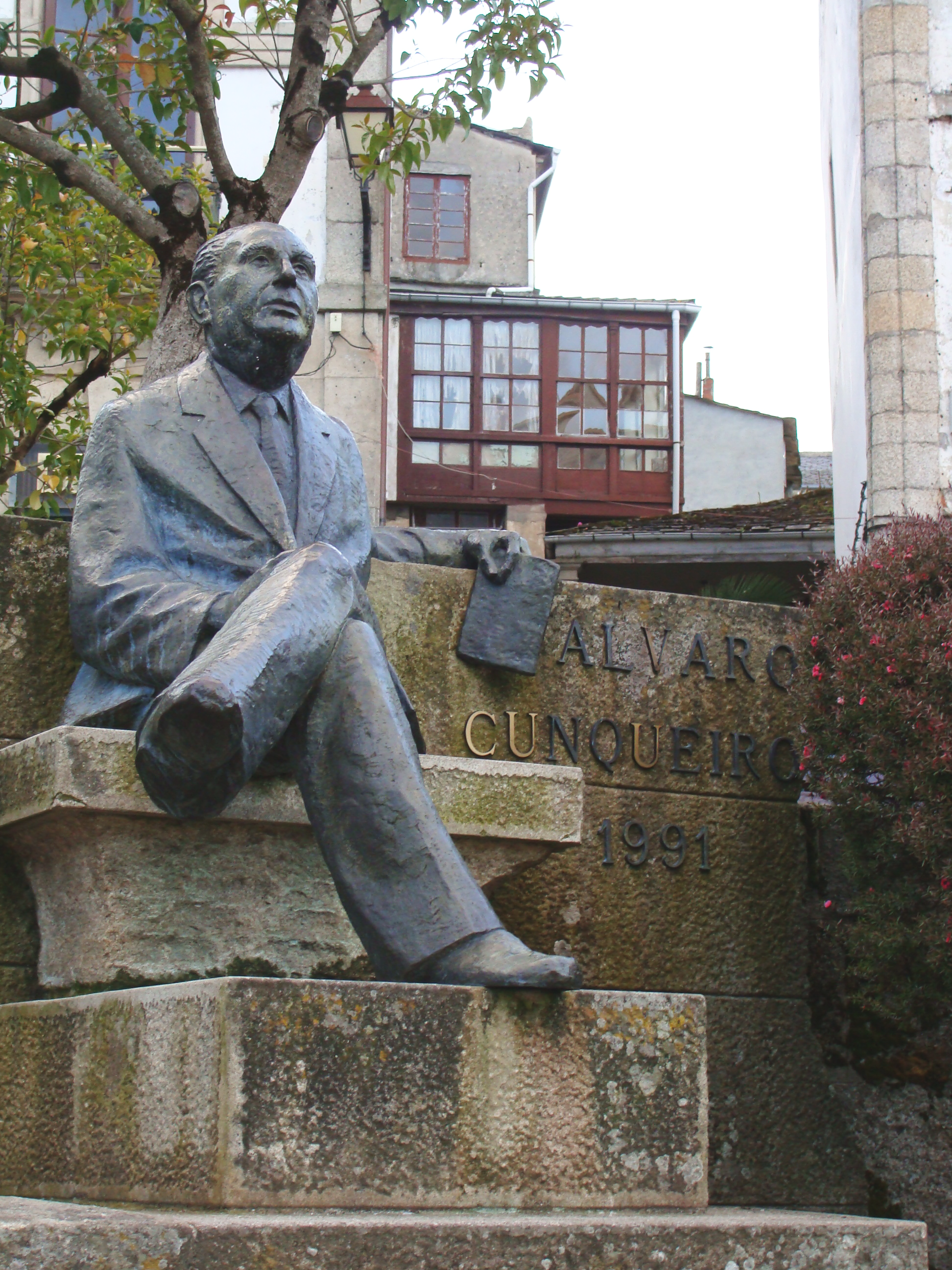 La statue de Álvaro Cunqueiro par Juan Puchades. Sur la place de la cathédrale à Mondoñedo. (Ph. Maryvonne Cadiou).