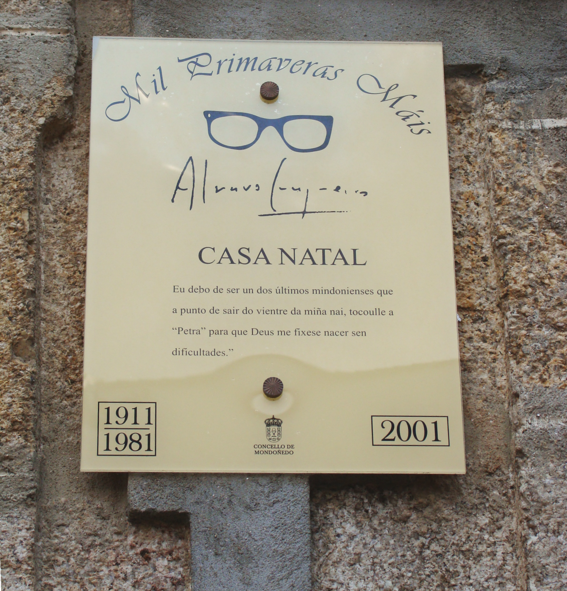 Plaque apposée sur la maison natale de Cunqueiro lors du double anniversaire en 2001. (Ph. Maryvonne Cadiou).