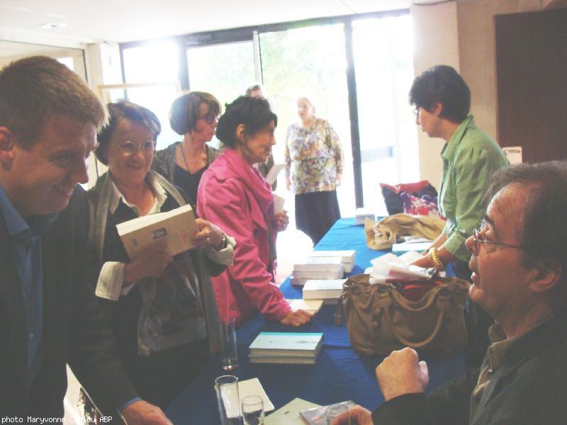 La librairie Coiffard proposait quelques livres. Yvon Le Men en dédicace. La librairie Coiffard proposait quelques livres. Yvon Le Men en dédicace.
