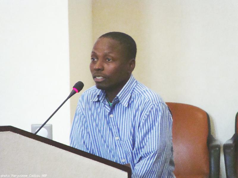 Bonel Auguste parle de son pays...sobrement. Bonel Auguste parle de son pays...sobrement.