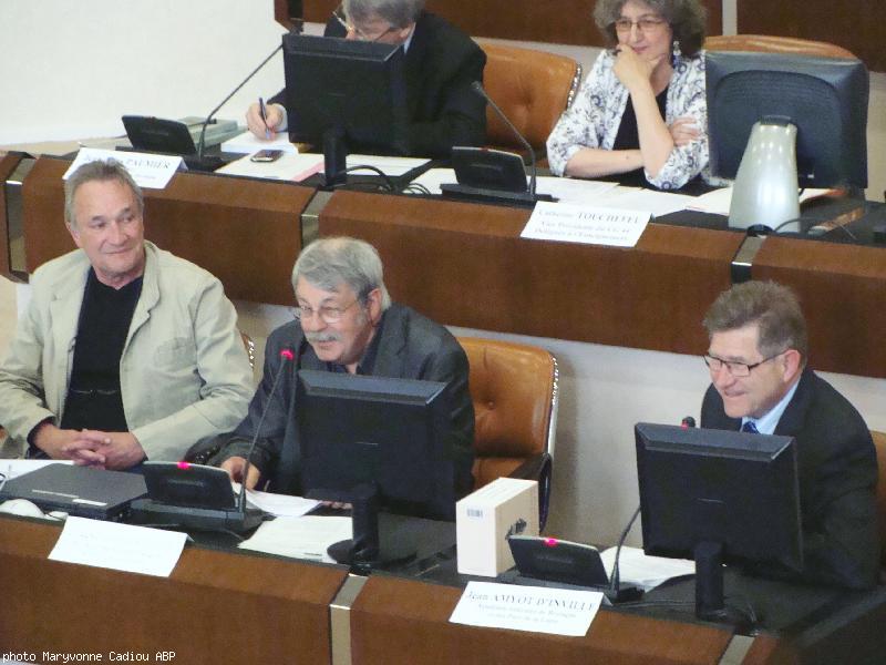 À droite Jean Amyot d'Inville de l'Académie s'entretient avec les auteurs de “La presse à Nantes de 1757 à nos jours”. À droite Jean Amyot d'Inville de l'Académie s'entretient avec les auteurs de “La presse à Nantes de 1757 à nos jours”.