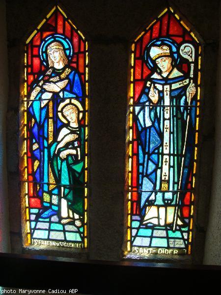 Vitraux de Sant Fracan ha Sant Guenole (son fils) et Sant Dider. Saint Fracan est aussi nommé Saint Fragan et serait venu du Pays de Galles au Ve siècle. Vitraux de Sant Fracan ha Sant Guenole (son fils) et Sant Dider. Saint Fracan est aussi nommé Saint Fragan et serait venu du Pays de Galles au Ve siècle.