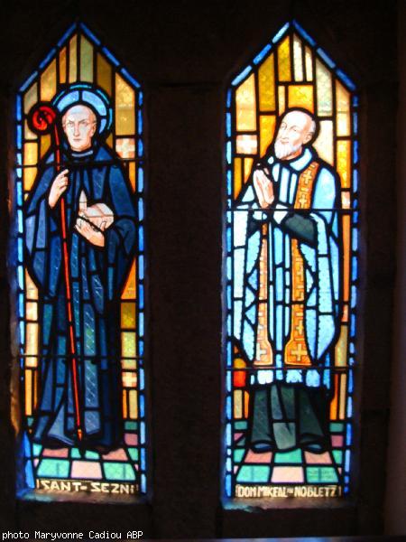 Vitraux de Sant Sezni et Dom Mikeal Nobletz (le père Michel Le Nobletz). Vitraux de Sant Sezni et Dom Mikeal Nobletz (le père Michel Le Nobletz).