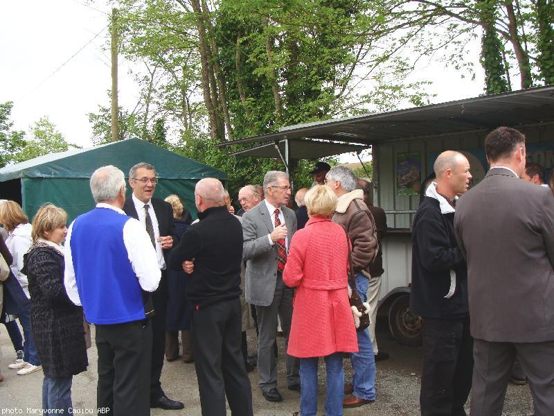 Devant la buvette. Le sonneur de cornemuse Gilbert Balcou. Claude Le Menn cravate noire. Au centre Yann Jestin cravate écossaise. Devant la buvette. Le sonneur de cornemuse Gilbert Balcou. Claude Le Menn cravate noire. Au centre Yann Jestin cravate écossaise.