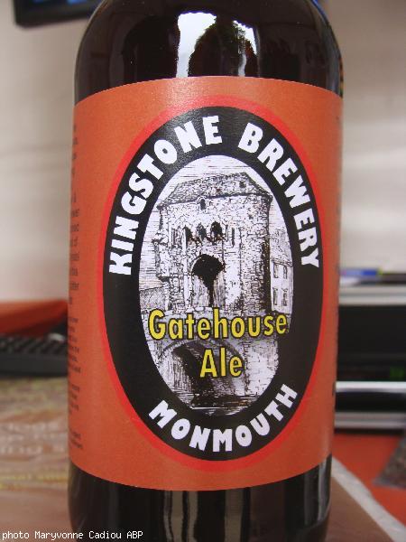The "Gatehouse Ale" of Kingstone Brewery. The bridge and his gate have become the Town symbol. They are figured everywhere : on T-shirts ; on labels of products...