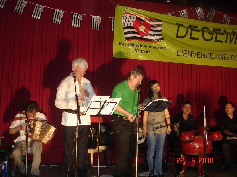 Musique avec la présence de deux sonneurs réputés venus de Bretagne et d’un groupe de musique traditionnelle du Vietnam. Musique avec la présence de deux sonneurs réputés venus de Bretagne et d’un groupe de musique traditionnelle du Vietnam.