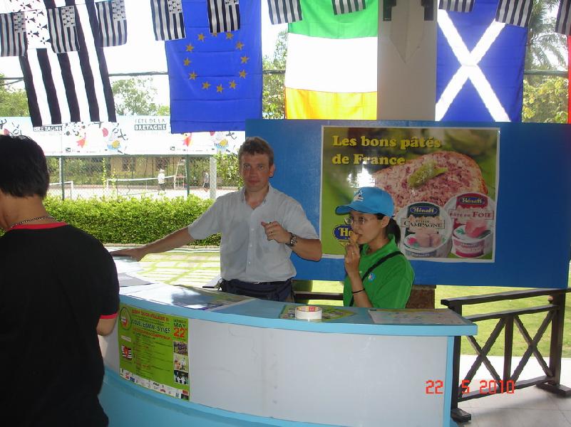 Festivités profanes au parc de Binh Quoi décoré de Gwen-Ha-Du et de drapeaux des pays celtiques d’outre-Manche. Festivités profanes au parc de Binh Quoi décoré de Gwen-Ha-Du et de drapeaux des pays celtiques d’outre-Manche.