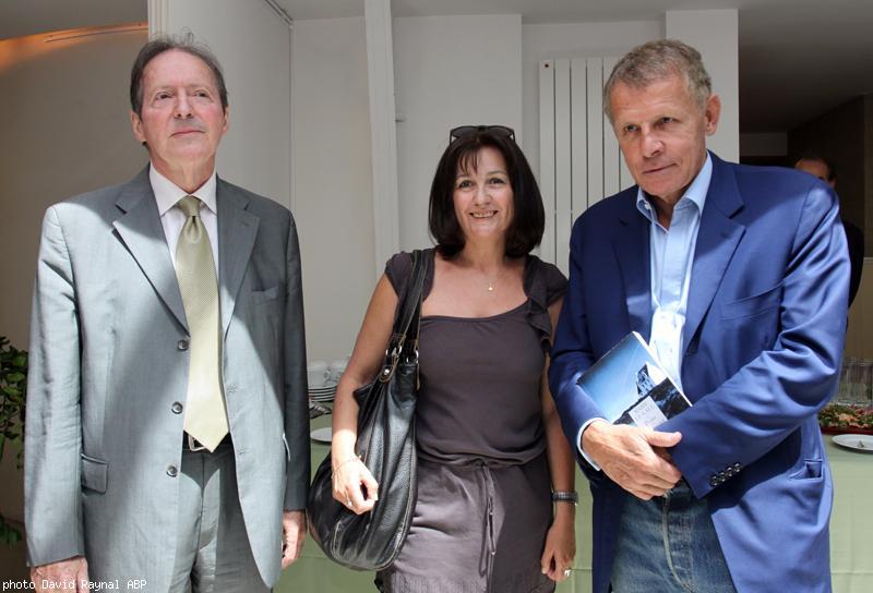 Marie Le Gall entourée de Patrick Poivre d\'Arvor (à droite) et Jean Bothorel (à gauche).